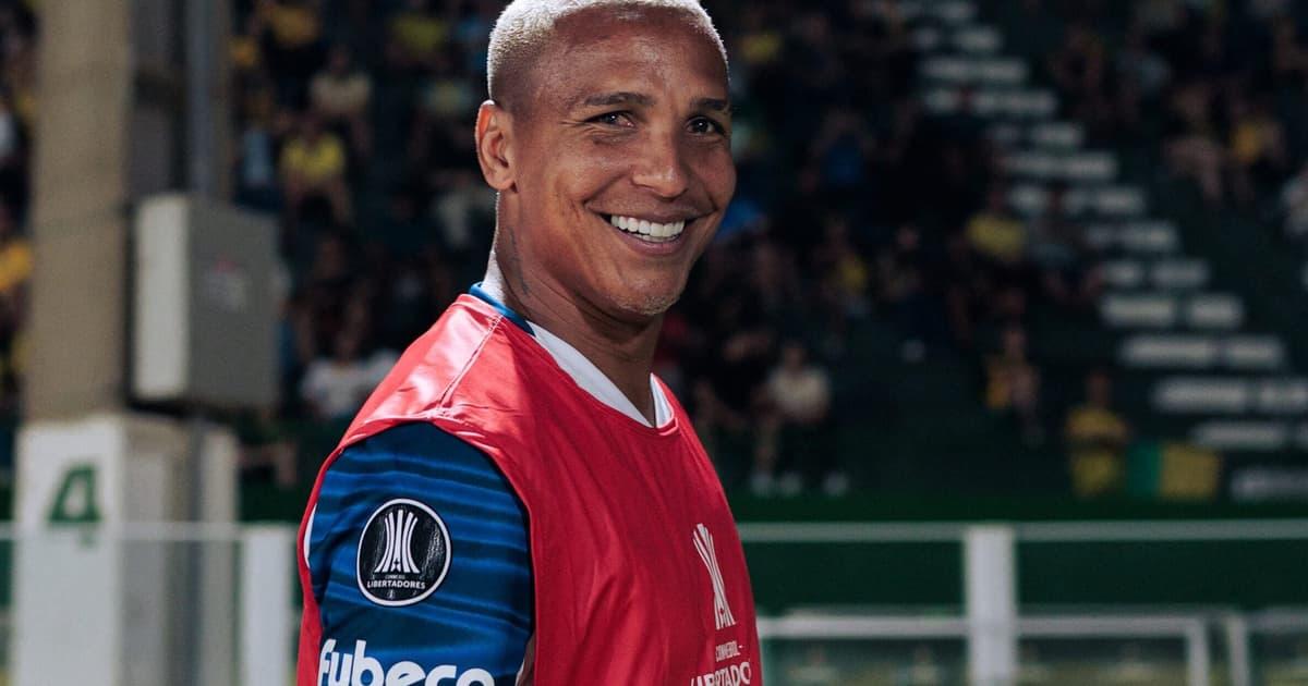 Deyverson provoca torcida do Aucas em clássico, leva amarelo e agita o Equador