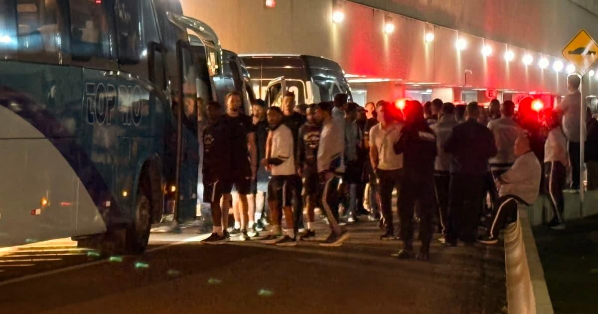 Botafogo é recebido com protestos no Aeroporto do Galeão após derrotas recentes