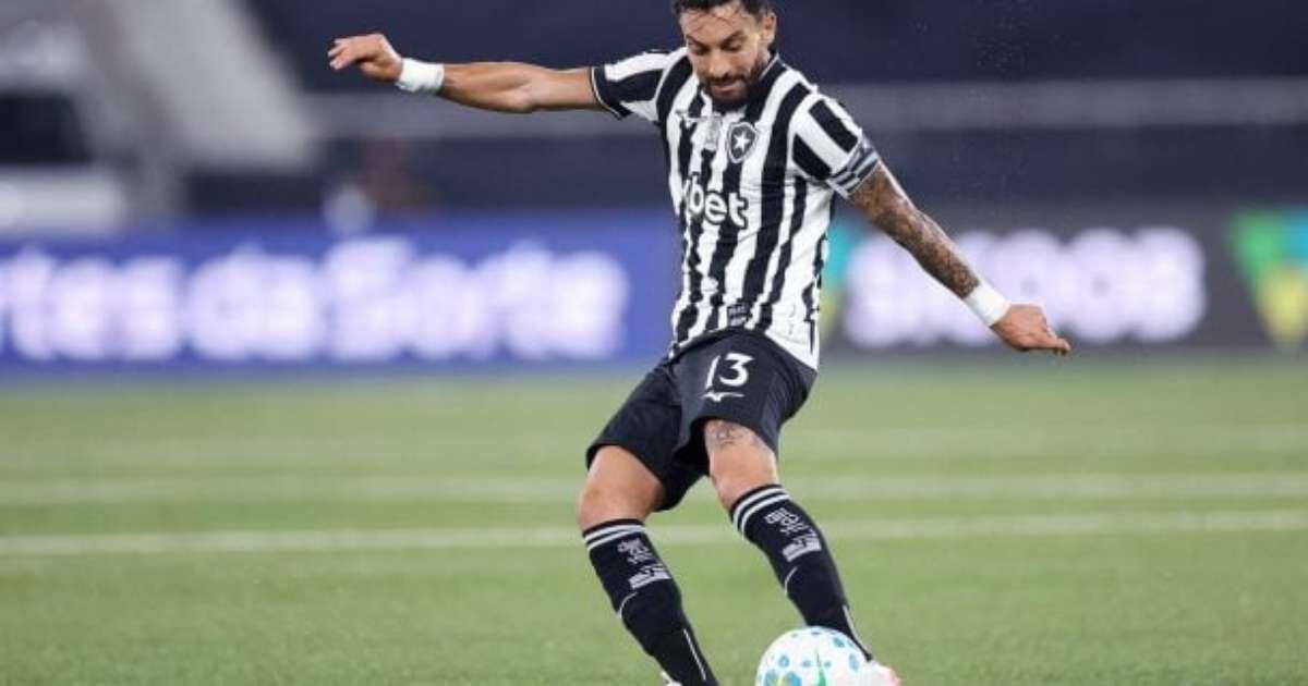 Gol de falta de Alex Telles pelo Botafogo empolga torcida e web