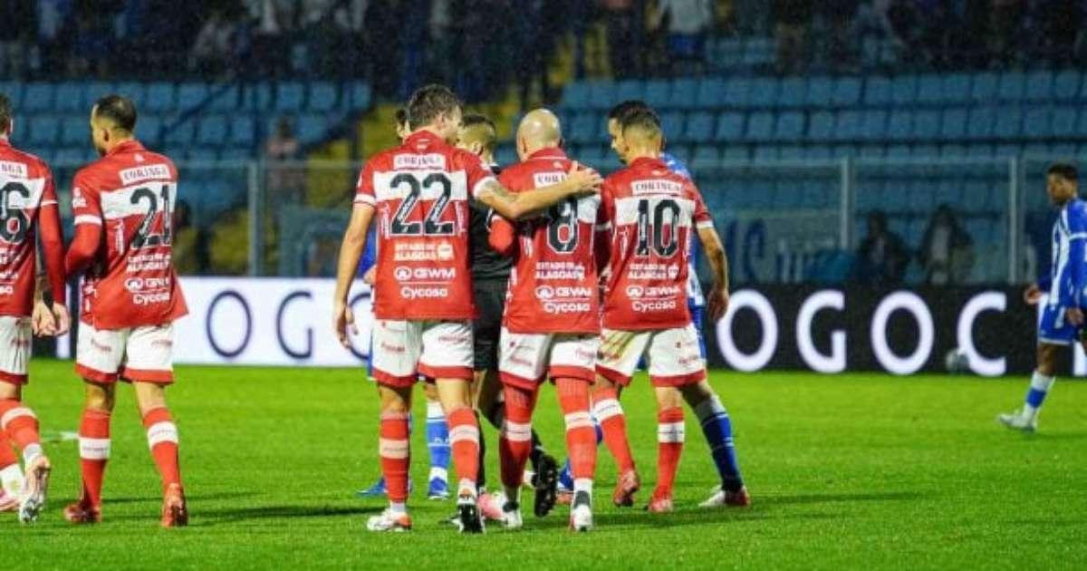 Ex-Flamengo Bressan garante vitória do CRB sobre Avaí na Série B