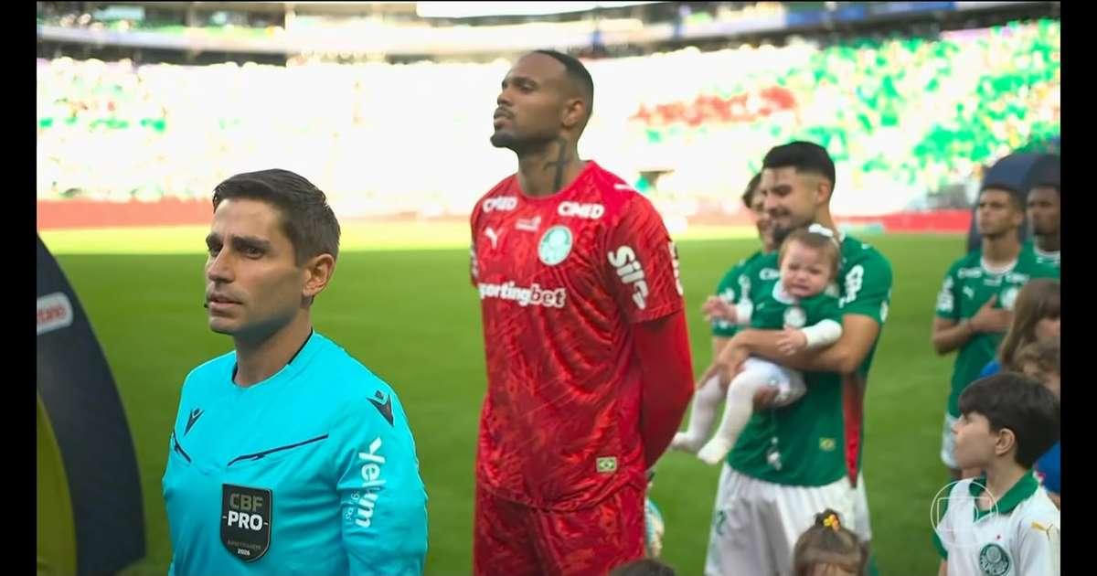 Emoção à flor da pele: garotinha chora ao entrar com Flaco López