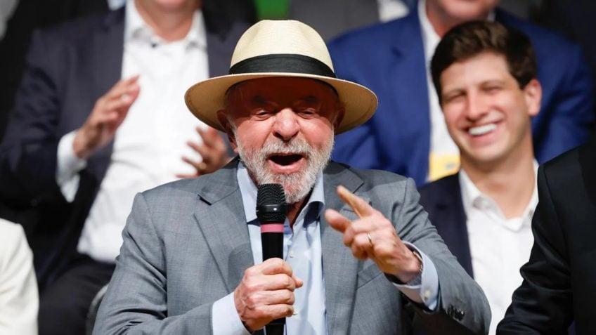 Lula defende manter talentos brasileiros de IA no país e compara com futebol