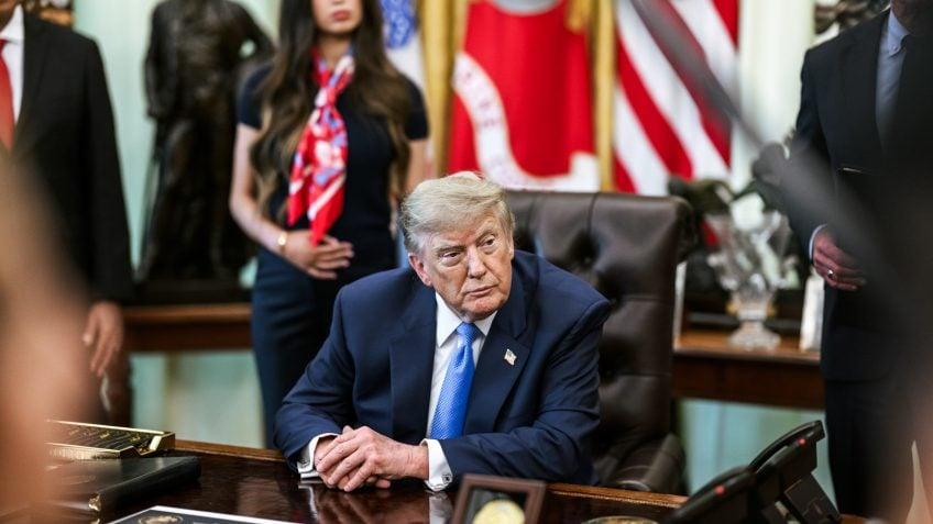 Trump relata troca secreta de avião na Turquia por ameaças